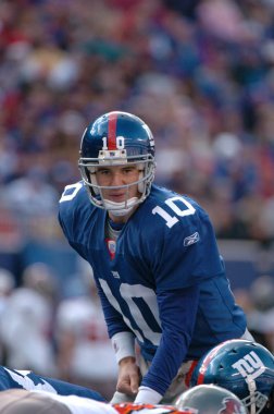 Eli Manning oyun kurucu için New York Giants normal sezon Nfl oyun sırasında oyun eylem. Eli Manning gelecek sezon için Super Bowl oyun kurucu için New York dev kazanan bir iki dönemdir.
