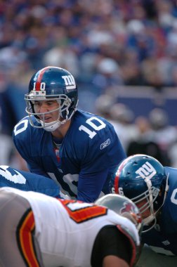 Eli Manning oyun kurucu için New York Giants normal sezon Nfl oyun sırasında oyun eylem. Eli Manning gelecek sezon için Super Bowl oyun kurucu için New York dev kazanan bir iki dönemdir.