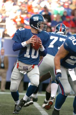 Eli Manning oyun kurucu için New York Giants normal sezon Nfl oyun sırasında oyun eylem. Eli Manning gelecek sezon için Super Bowl oyun kurucu için New York dev kazanan bir iki dönemdir.