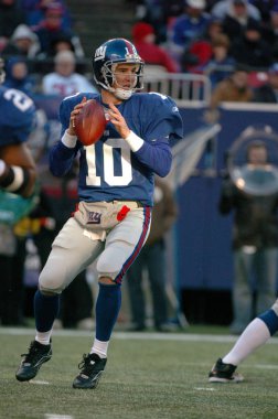 Eli Manning oyun kurucu için New York Giants normal sezon Nfl oyun sırasında oyun eylem. Eli Manning gelecek sezon için Super Bowl oyun kurucu için New York dev kazanan bir iki dönemdir.