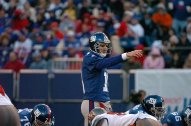 Eli Manning oyun kurucu için New York Giants normal sezon Nfl oyun sırasında oyun eylem. Eli Manning gelecek sezon için Super Bowl oyun kurucu için New York dev kazanan bir iki dönemdir.