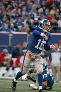 Eli Manning oyun kurucu için New York Giants normal sezon Nfl oyun sırasında oyun eylem. Eli Manning gelecek sezon için Super Bowl oyun kurucu için New York dev kazanan bir iki dönemdir.