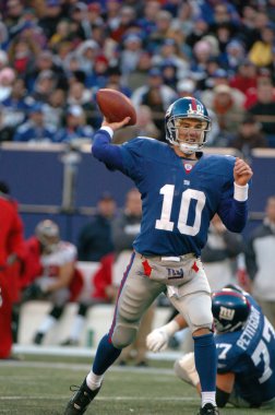 Eli Manning oyun kurucu için New York Giants normal sezon Nfl oyun sırasında oyun eylem. Eli Manning gelecek sezon için Super Bowl oyun kurucu için New York dev kazanan bir iki dönemdir.