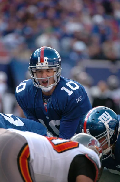 Eli Manning oyun kurucu için New York Giants normal sezon Nfl oyun sırasında oyun eylem. Eli Manning gelecek sezon için Super Bowl oyun kurucu için New York dev kazanan bir iki dönemdir.