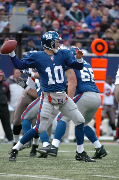 Eli Manning oyun kurucu için New York Giants normal sezon Nfl oyun sırasında oyun eylem. Eli Manning gelecek sezon için Super Bowl oyun kurucu için New York dev kazanan bir iki dönemdir.