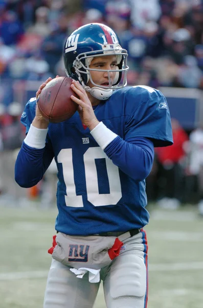 Eli Manning oyun kurucu için New York Giants normal sezon Nfl oyun sırasında oyun eylem. Eli Manning gelecek sezon için Super Bowl oyun kurucu için New York dev kazanan bir iki dönemdir.