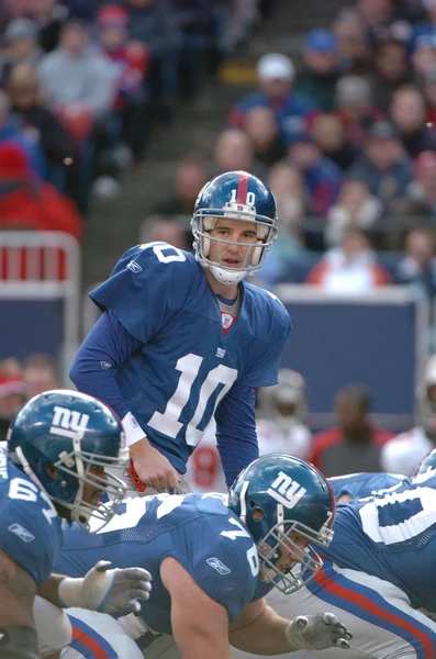 Eli Manning oyun kurucu için New York Giants normal sezon Nfl oyun sırasında oyun eylem. Eli Manning gelecek sezon için Super Bowl oyun kurucu için New York dev kazanan bir iki dönemdir.