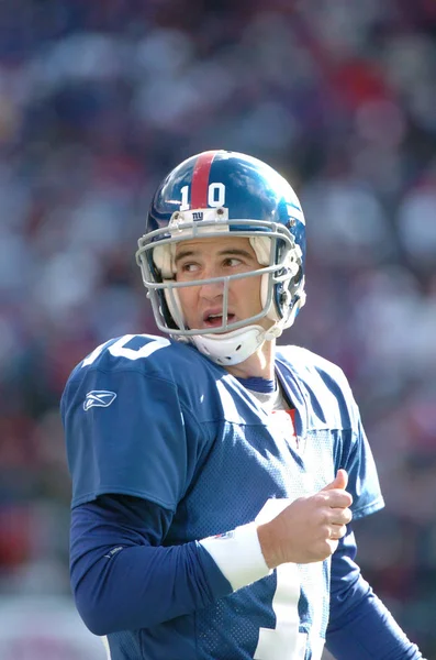 Eli 曼宁四分卫为纽约巨人在游戏行动中的常规赛季 Nfl Eli 曼宁是两次赢得超级杯四分卫为纽约巨人即将到来的季节 — 图库照片