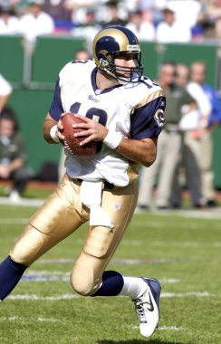 Kurt Warner oyun kurucu, St Louis Rams normal sezon Nfl oyun sırasında oyun eylem. Eski Nfl futbol quarterback Kurt Warner olduğunu. O oynayan üç ulusal futbol ligi takım için: St Louis Rams, New York Giants,