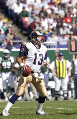 Kurt Warner oyun kurucu, St Louis Rams normal sezon Nfl oyun sırasında oyun eylem. Eski Nfl futbol quarterback Kurt Warner olduğunu. O oynayan üç ulusal futbol ligi takım için: St Louis Rams, New York Giants,