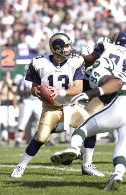 Kurt Warner oyun kurucu, St Louis Rams normal sezon Nfl oyun sırasında oyun eylem. Eski Nfl futbol quarterback Kurt Warner olduğunu. O oynayan üç ulusal futbol ligi takım için: St Louis Rams, New York Giants,