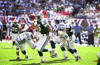 Vinny Testaverde oyun kurucu, New York Jets normal sezon Nfl oyun sırasında oyun eylem. Ulusal Futbol Ligi 21 sezon oynayan eski bir Nfl futbol quarterback Vinny Testaverde olduğunu.