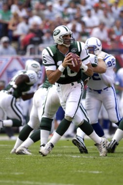 Vinny Testaverde oyun kurucu, New York Jets normal sezon Nfl oyun sırasında oyun eylem. Ulusal Futbol Ligi 21 sezon oynayan eski bir Nfl futbol quarterback Vinny Testaverde olduğunu.