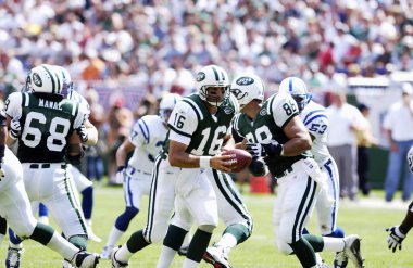Vinny Testaverde oyun kurucu, New York Jets normal sezon Nfl oyun sırasında oyun eylem. Ulusal Futbol Ligi 21 sezon oynayan eski bir Nfl futbol quarterback Vinny Testaverde olduğunu.