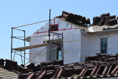 Yeni inşaat çerçeveleme işçiler tarafından istihdam edilmektedir inşaat şirketinden bir ekibi tarafından monte ediliyor. Bu evler Amerika Birleşik Devletleri'nin güneybatı parçası olan Arizona inşa ediliyor.