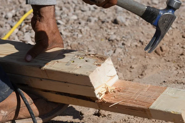 Yeni inşaat çerçeveleme işçiler tarafından istihdam edilmektedir inşaat şirketinden bir ekibi tarafından monte ediliyor. Bu evler Amerika Birleşik Devletleri'nin güneybatı parçası olan Arizona inşa ediliyor.
