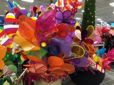 Evde, ev dekorasyonu ürünleri konusunda uzmanlaşmış bir büyük kutu perakende zinciridir. Özel perakendeci her taşımak saklar 50.000'i aşkın benzersiz öğeleri geniş ürün kategoriler. Mesa, Arizona deposudur.