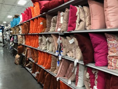 Evde, ev dekorasyonu ürünleri konusunda uzmanlaşmış bir büyük kutu perakende zinciridir. Özel perakendeci her taşımak saklar 50.000'i aşkın benzersiz öğeleri geniş ürün kategoriler. Mesa, Arizona deposudur.