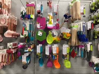 Evde, ev dekorasyonu ürünleri konusunda uzmanlaşmış bir büyük kutu perakende zinciridir. Özel perakendeci her taşımak saklar 50.000'i aşkın benzersiz öğeleri geniş ürün kategoriler. Mesa, Arizona deposudur.