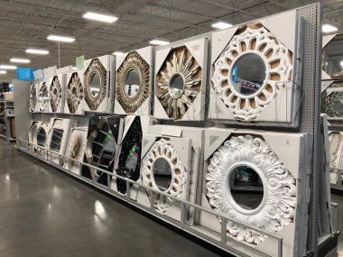 Evde, ev dekorasyonu ürünleri konusunda uzmanlaşmış bir büyük kutu perakende zinciridir. Özel perakendeci her taşımak saklar 50.000'i aşkın benzersiz öğeleri geniş ürün kategoriler. Mesa, Arizona deposudur.