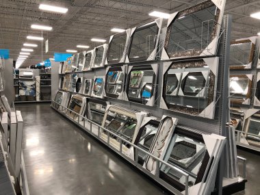 Evde, ev dekorasyonu ürünleri konusunda uzmanlaşmış bir büyük kutu perakende zinciridir. Özel perakendeci her taşımak saklar 50.000'i aşkın benzersiz öğeleri geniş ürün kategoriler. Mesa, Arizona deposudur.