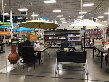 Evde, ev dekorasyonu ürünleri konusunda uzmanlaşmış bir büyük kutu perakende zinciridir. Özel perakendeci her taşımak saklar 50.000'i aşkın benzersiz öğeleri geniş ürün kategoriler. Mesa, Arizona deposudur.