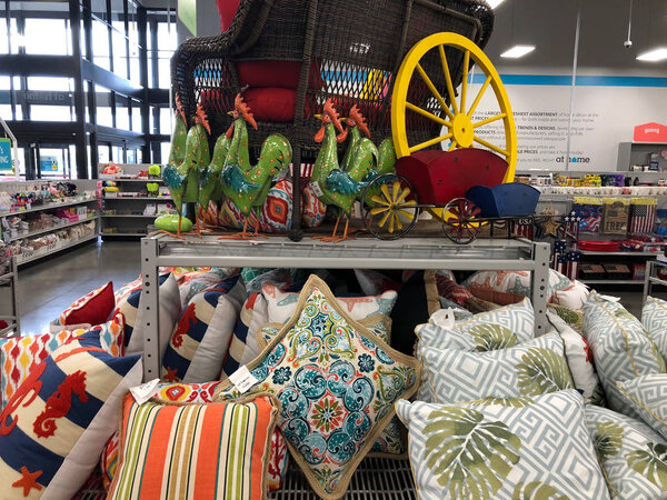 At Home is a big box retail network specializing in home decor products .The specialty retailer 's stores each carry over 50,000 unique items across broad product categories. Магазин находится в Меса, Аризона
.