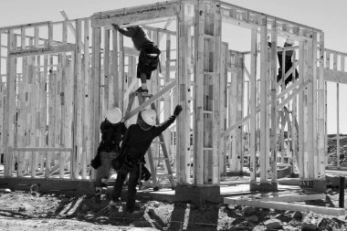 Yeni inşaat çerçeveleme işçiler tarafından istihdam edilmektedir inşaat şirketinden bir ekibi tarafından monte ediliyor. Bu evler Amerika Birleşik Devletleri'nin güneybatı parçası olan Arizona inşa ediliyor.