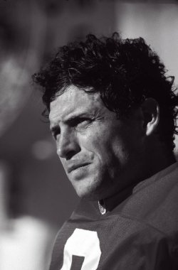 Steve genç San Francisco 49ers Super Bowl XXIX sırasında oyun eylem için oyun kurucu. Steven genç oyuncuyla Ulusal Futbol Ligi ve San Francisco 49ers ile onun 13 sezon için en iyi bilinen bir Nfl oyun kurucu oldu