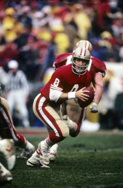 Steve genç San Francisco 49ers normal sezon oyun sırasında oyun eylem için oyun kurucu. Steven genç oyuncuyla Ulusal Futbol Ligi ve San Francisco 49ers ile onun 13 sezon için en iyi bilinen bir Nfl oyun kurucu oldu