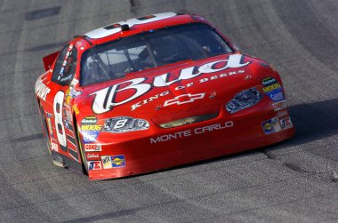  Dale Earnhardt yarış sırasında düzenli Nascar sezonu. Dale Earnhardt profesyonel bir otomobil sürücüsü ve takım sahibi, en çok bilinen stok otomobil için Nascar yarışı oynadığı yarışları yapıldı. 