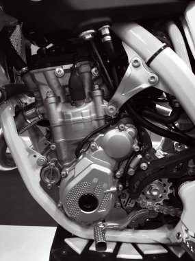 Krom motosiklet motoru yakın çekim detayını. Bir motosiklet motoru bir motosiklet güçler bir motordur. Motosiklet motorları genellikle iki zamanlı veya dört zamanlı içten yanmalı motorlar vardır,