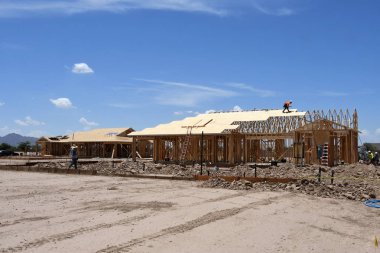 Yeni inşaat çerçeveleme işçiler tarafından istihdam edilmektedir inşaat şirketinden bir ekibi tarafından monte ediliyor. Bu evler Amerika Birleşik Devletleri'nin güneybatı parçası olan Arizona inşa ediliyor.