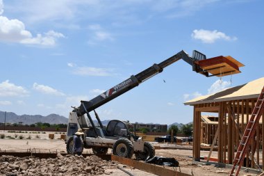 Yeni inşaat çerçeveleme işçiler tarafından istihdam edilmektedir inşaat şirketinden bir ekibi tarafından monte ediliyor. Bu evler Amerika Birleşik Devletleri'nin güneybatı parçası olan Arizona inşa ediliyor.