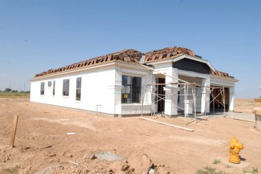 Yeni inşaat çerçeveleme işçiler tarafından istihdam edilmektedir inşaat şirketinden bir ekibi tarafından monte ediliyor. Bu evler Amerika Birleşik Devletleri'nin güneybatı parçası olan Arizona inşa ediliyor.