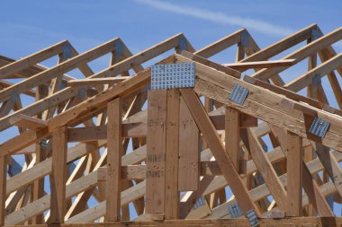 Yeni inşaat çerçeveleme işçiler tarafından istihdam edilmektedir inşaat şirketinden bir ekibi tarafından monte ediliyor. Bu evler Amerika Birleşik Devletleri'nin güneybatı parçası olan Arizona inşa ediliyor.