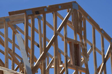 Yeni inşaat çerçeveleme işçiler tarafından istihdam edilmektedir inşaat şirketinden bir ekibi tarafından monte ediliyor. Bu evler Amerika Birleşik Devletleri'nin güneybatı parçası olan Arizona inşa ediliyor.