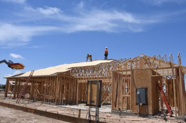 Yeni inşaat çerçeveleme işçiler tarafından istihdam edilmektedir inşaat şirketinden bir ekibi tarafından monte ediliyor. Bu evler Amerika Birleşik Devletleri'nin güneybatı parçası olan Arizona inşa ediliyor.