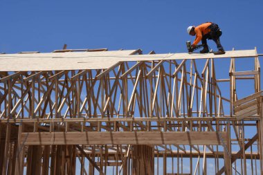 Yeni inşaat çerçeveleme işçiler tarafından istihdam edilmektedir inşaat şirketinden bir ekibi tarafından monte ediliyor. Bu evler Amerika Birleşik Devletleri'nin güneybatı parçası olan Arizona inşa ediliyor.