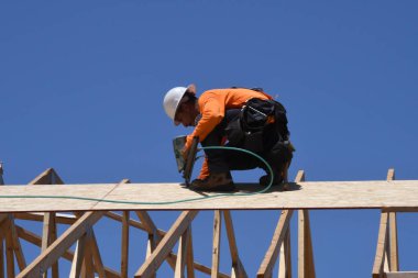 Yeni inşaat çerçeveleme işçiler tarafından istihdam edilmektedir inşaat şirketinden bir ekibi tarafından monte ediliyor. Bu evler Amerika Birleşik Devletleri'nin güneybatı parçası olan Arizona inşa ediliyor.