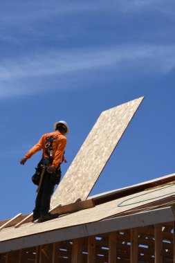 Yeni inşaat çerçeveleme işçiler tarafından istihdam edilmektedir inşaat şirketinden bir ekibi tarafından monte ediliyor. Bu evler Amerika Birleşik Devletleri'nin güneybatı parçası olan Arizona inşa ediliyor.