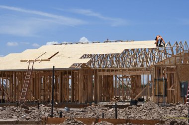 Yeni inşaat çerçeveleme işçiler tarafından istihdam edilmektedir inşaat şirketinden bir ekibi tarafından monte ediliyor. Bu evler Amerika Birleşik Devletleri'nin güneybatı parçası olan Arizona inşa ediliyor.