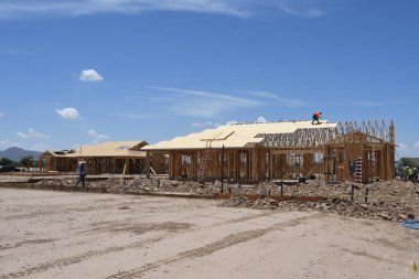 Yeni inşaat çerçeveleme işçiler tarafından istihdam edilmektedir inşaat şirketinden bir ekibi tarafından monte ediliyor. Bu evler Amerika Birleşik Devletleri'nin güneybatı parçası olan Arizona inşa ediliyor.