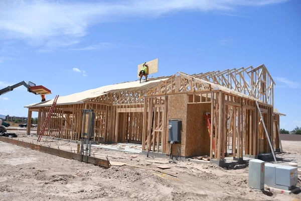 Yeni inşaat çerçeveleme işçiler tarafından istihdam edilmektedir inşaat şirketinden bir ekibi tarafından monte ediliyor. Bu evler Amerika Birleşik Devletleri'nin güneybatı parçası olan Arizona inşa ediliyor.