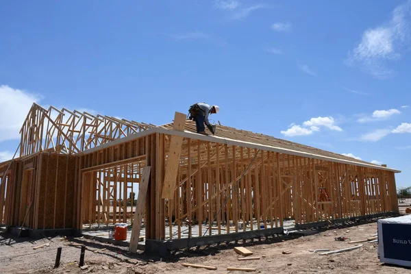 Nieuwe Bouw Framing Wordt Samengesteld Door Een Bemanning Uit Het — Stockfoto