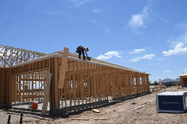 Nova Estrutura Construção Sendo Montada Por Uma Equipe Empresa Construção — Fotografia de Stock