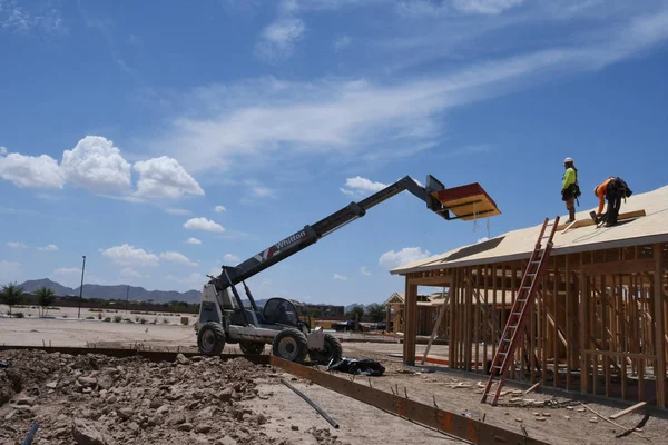 New Construction Framing Being Assembled Crew Construction Company Workers Employed — Stock Photo, Image