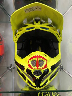 Tüm renkler ve şekiller sergilenen bir motosiklet Bayilik için satın almak Motosiklet binici motosiklet kask. Bu Bayilik Gilbert Arizona Amerika Birleşik Devletleri'nin güneybatı kısmında yer alır.