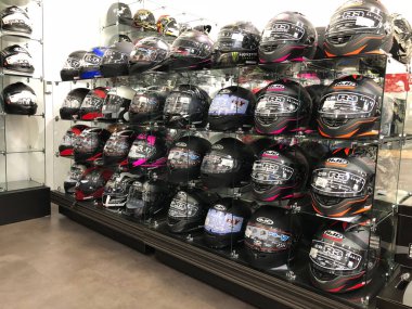 Tüm renkler ve şekiller sergilenen bir motosiklet Bayilik için satın almak Motosiklet binici motosiklet kask. Bu Bayilik Gilbert Arizona Amerika Birleşik Devletleri'nin güneybatı kısmında yer alır.