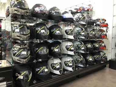 Tüm renkler ve şekiller sergilenen bir motosiklet Bayilik için satın almak Motosiklet binici motosiklet kask. Bu Bayilik Gilbert Arizona Amerika Birleşik Devletleri'nin güneybatı kısmında yer alır.